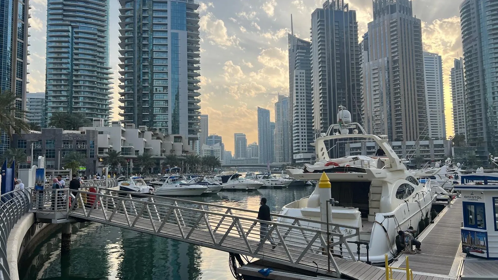 1 Bedroom Flat, Luxury Amenities, Opp Beach & Club With Free Parking In Dubai Marina Apartment